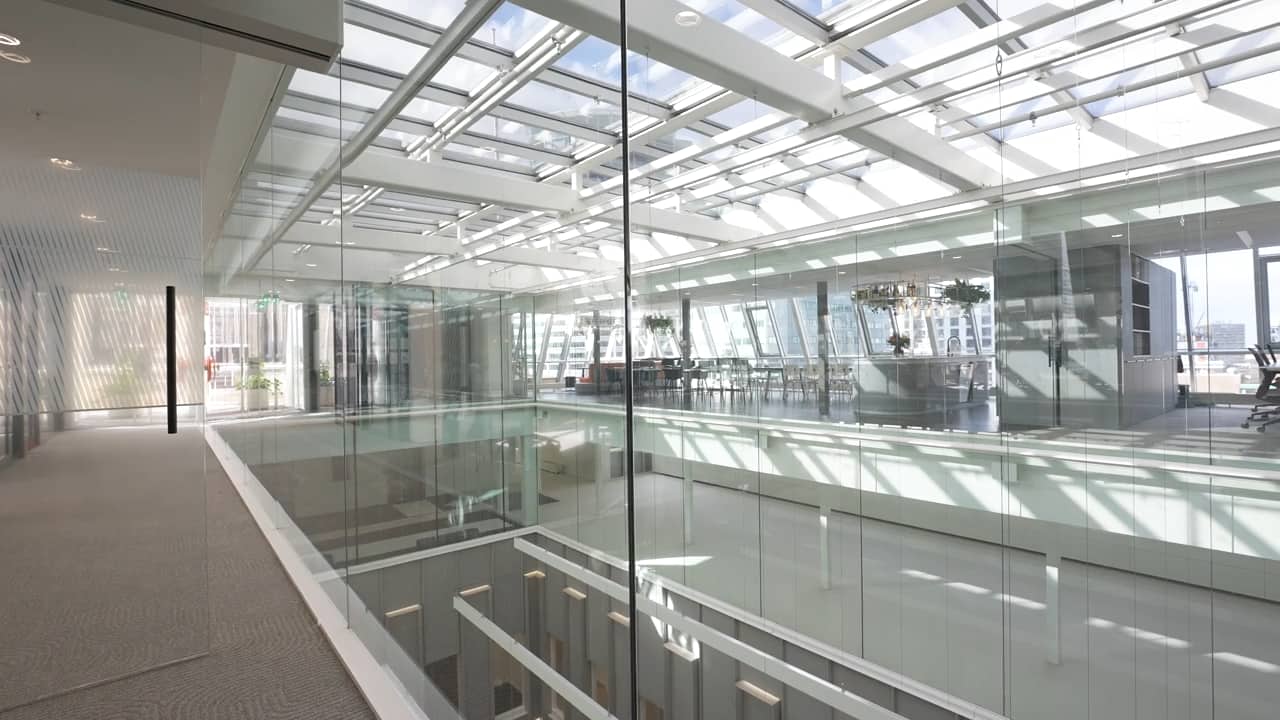 Colliers Rotterdam: glazen wanden en vides onder het glazen dak