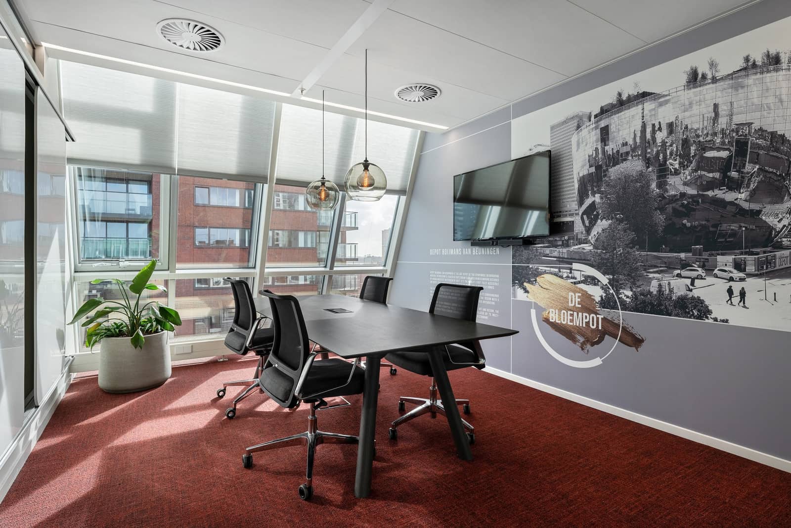Colliers Rotterdam: vergaderruimte met rood tapijt en wandvullende foto