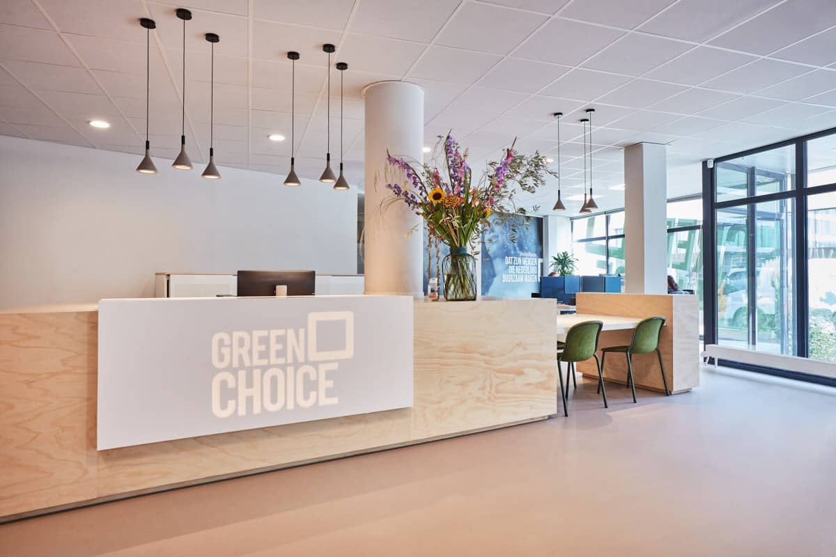 Greenchoice Rotterdam: houten ontvangstbalie met logo