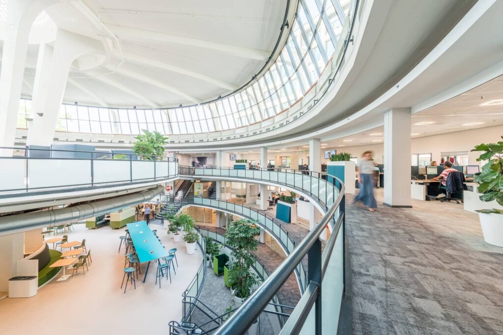 Greenchoice Rotterdam: groen hart in het atrium met werkplekken rondom
