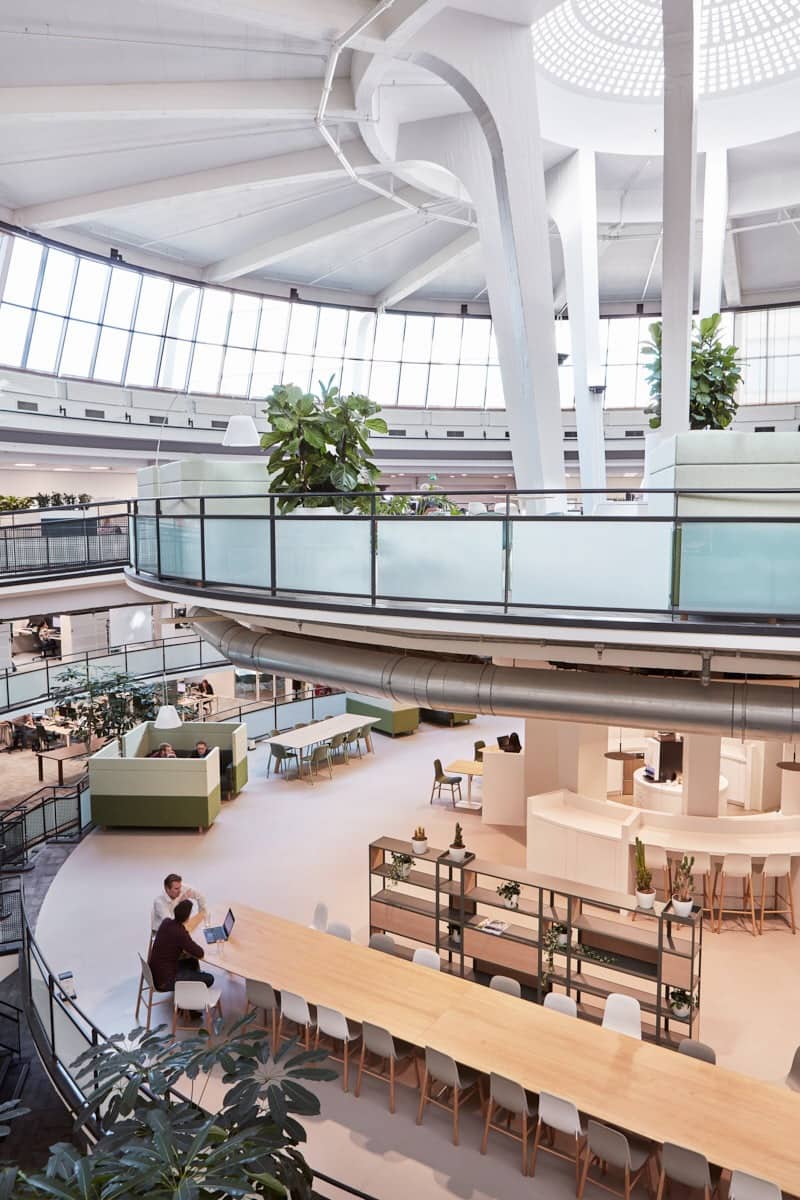 Greenchoice Rotterdam: atrium met planten en lange werktafels