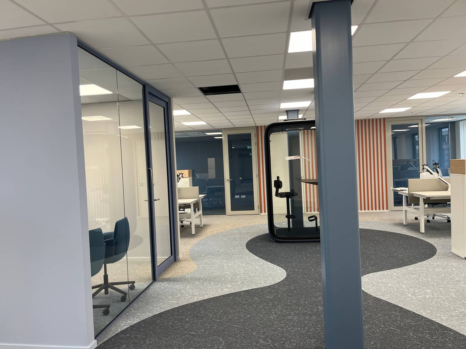 Keyloop Sliedrecht: kantoortuin met belcel en golvend tapijtpatroon