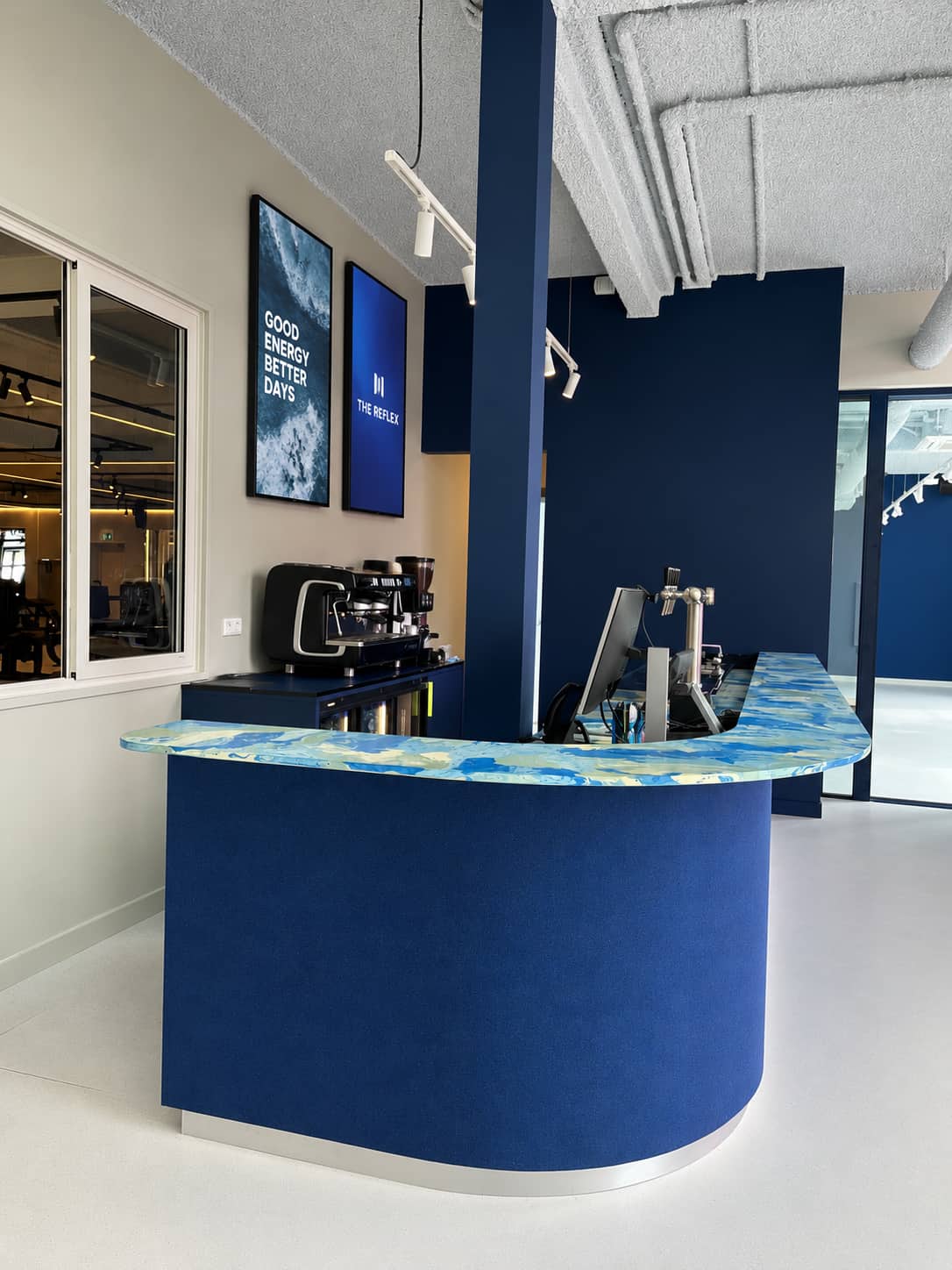 The Reflex Vinkeveen: blauwe ronde bar met kleurrijk blad