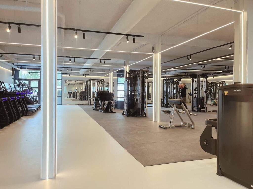 The Reflex Vinkeveen: trainingszaal met lichtlijnen en krachtapparatuur