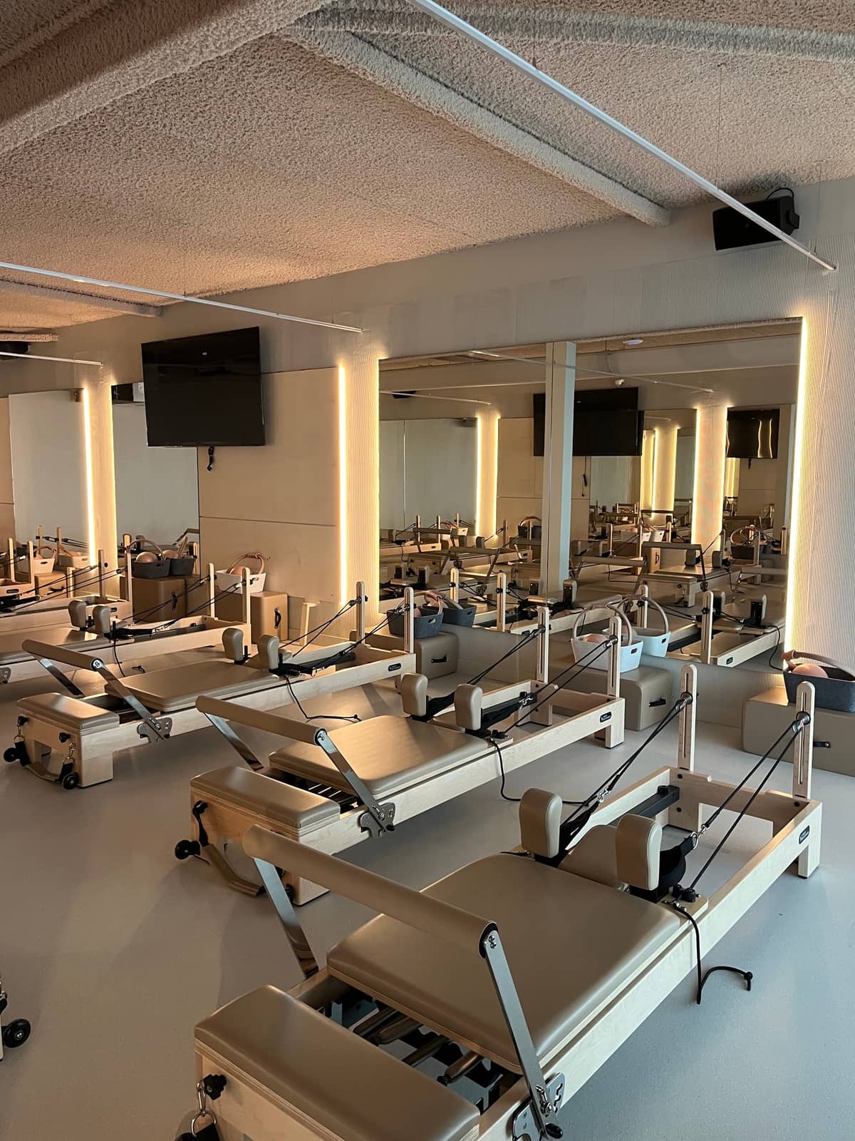 The Reflex Vinkeveen: pilatesstudio met reformers en warm licht