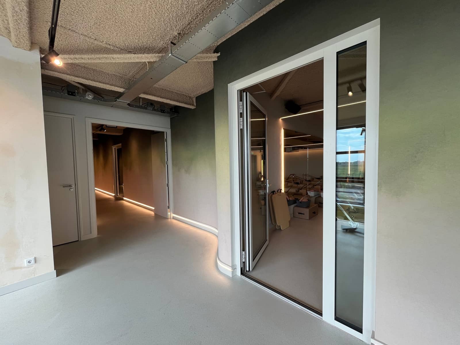 The Reflex Vinkeveen: gang met gebogen wand en lichtplint
